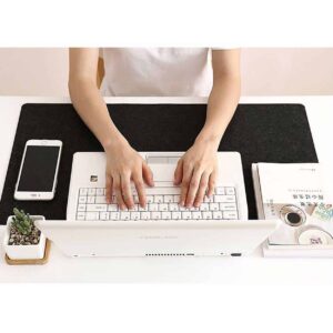 Skrivbordsunderlagg-for-skrivbord-arbetsplats-80-x-30-cm-svart-filt-stor-musmatta-4