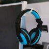 Självfästande hörlurshållare för montering på datorskärm