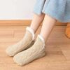 Varma fodrade toffelsockor - lurviga sockor beige