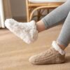 Varma fodrade toffelsockor - lurviga sockor beige