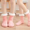 Varma fodrade sockor | stickade tofflor med halkskydd rosa