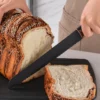 Knivset med knivblock, köksredskap och skärbräda