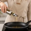 Oljeflaska i glas 500 ml med måttskala och pip i stål
