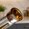 Oljeflaska i glas 500 ml med måttskala och pip i stål