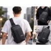 Sling bag / enaxlad ryggsäck med kodlås & usb-port – svart, vattentålig (8l)