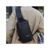Sling bag / enaxlad ryggsäck med kodlås & usb-port – svart, vattentålig (8l)