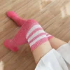 Glittrande knästrumpor med strass – rosa med vita ränder, overknee