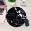 Mjuk rund musmatta med tryck svart marmor 20cm