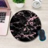 Mjuk rund musmatta med tryck svart rosa marmor 20cm