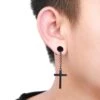 2-pack piercing örhänge fake plug med hängande kors svart