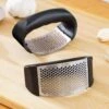 Vitlökspress i stål - garlic press handtag - svart