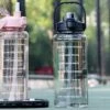Stor vattenflaska med sugrör 2 liter tidsmarkör svart