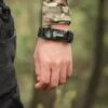 Paracord armband med tändstift, kompass och visselpipa svart