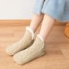 Varma fodrade toffelsockor - lurviga sockor beige