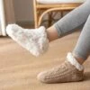 Varma fodrade toffelsockor - lurviga sockor beige