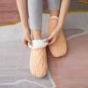 Varma fodrade toffelsockor - lurviga sockor beige