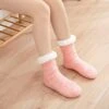Varma fodrade sockor | stickade tofflor med halkskydd rosa