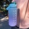 Vattenflaska med sugrör och tidsmarkör | motivational bottle 2l