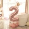 Stor stående sifferballong set | roséguld metallic nummer 2 110cm