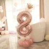 Stor stående sifferballong set | roséguld metallic nummer 8 110cm